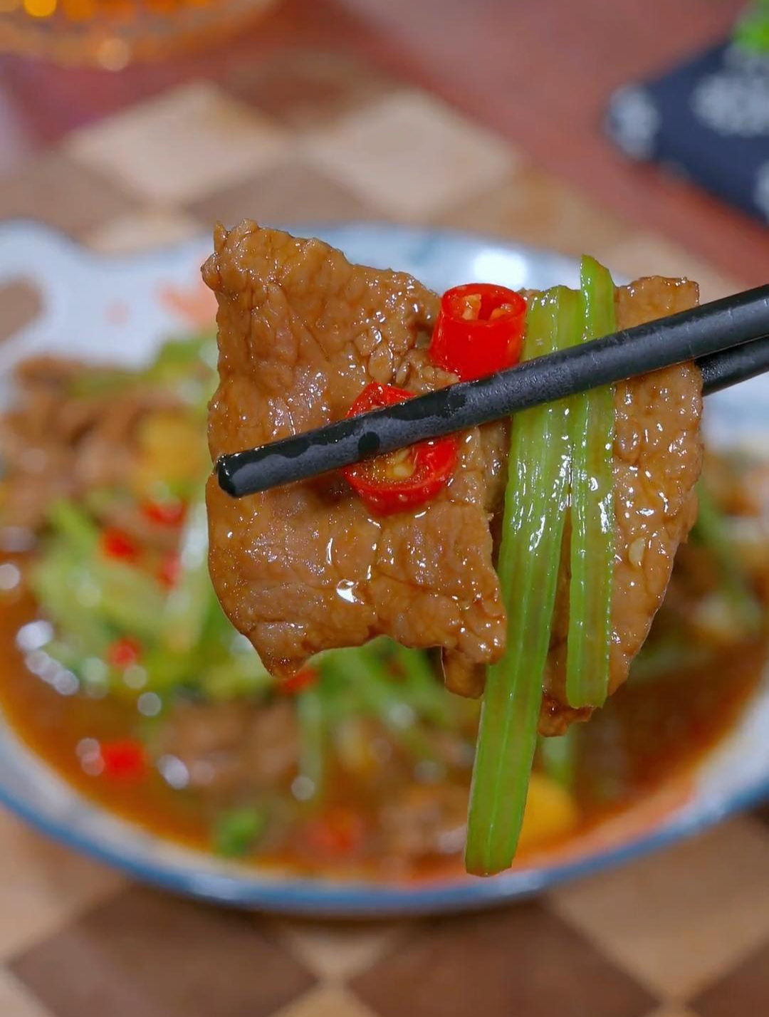 芹菜炒牛肉,鲜香滑嫩,做法简单,好吃又下饭