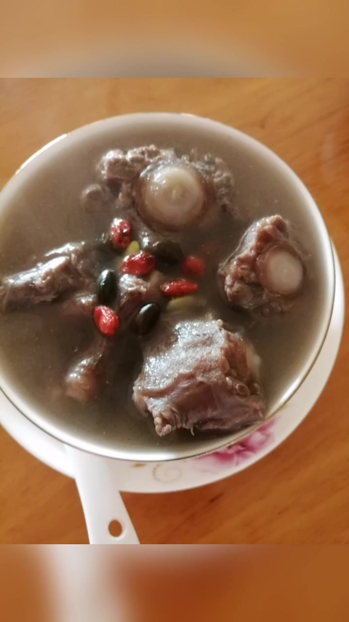 月子餐黑豆牛尾汤是超级滋补的靓汤 坐月子的新妈妈不要忘了喝