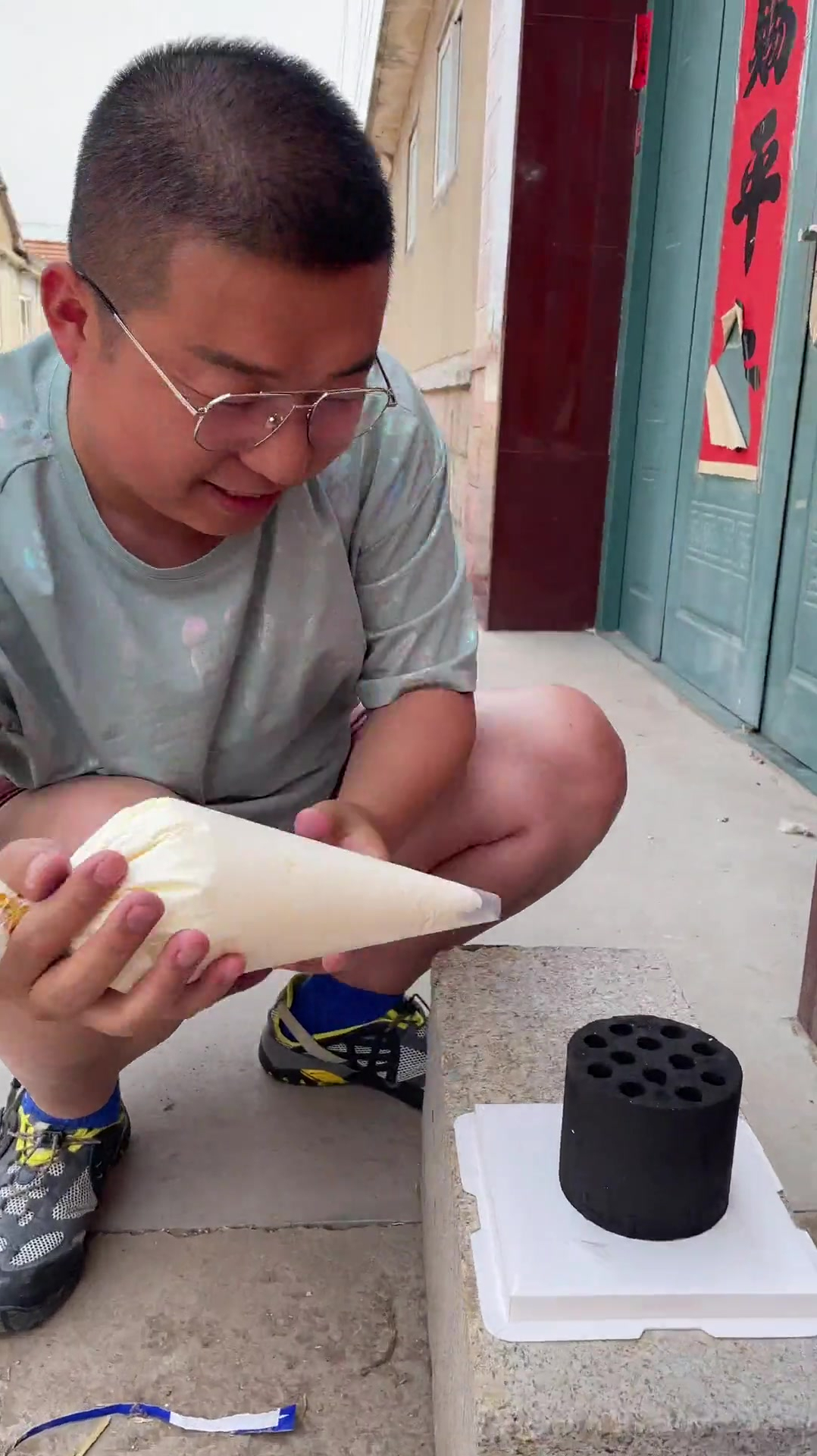 这女婿真的太好了,给老丈人个煤球蛋糕,老丈人被赶出家门!