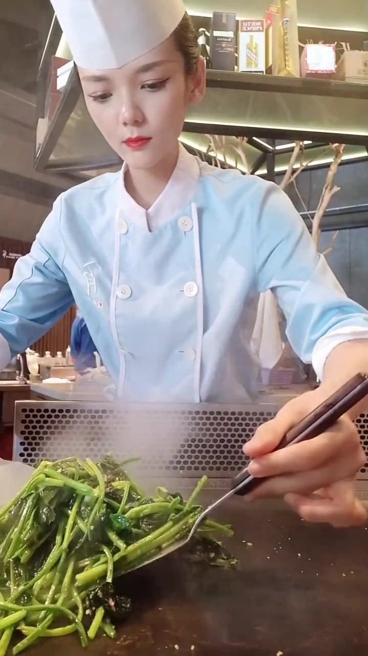 嘿嘿我来了!今天给大家分享一道铁板烧蒜蓉炒菠菜,又香又好吃