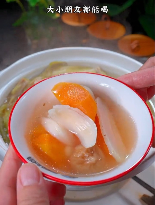 夏天多给家人喝这个汤,食材简单,大人小孩都喜欢,霸王花筒骨汤