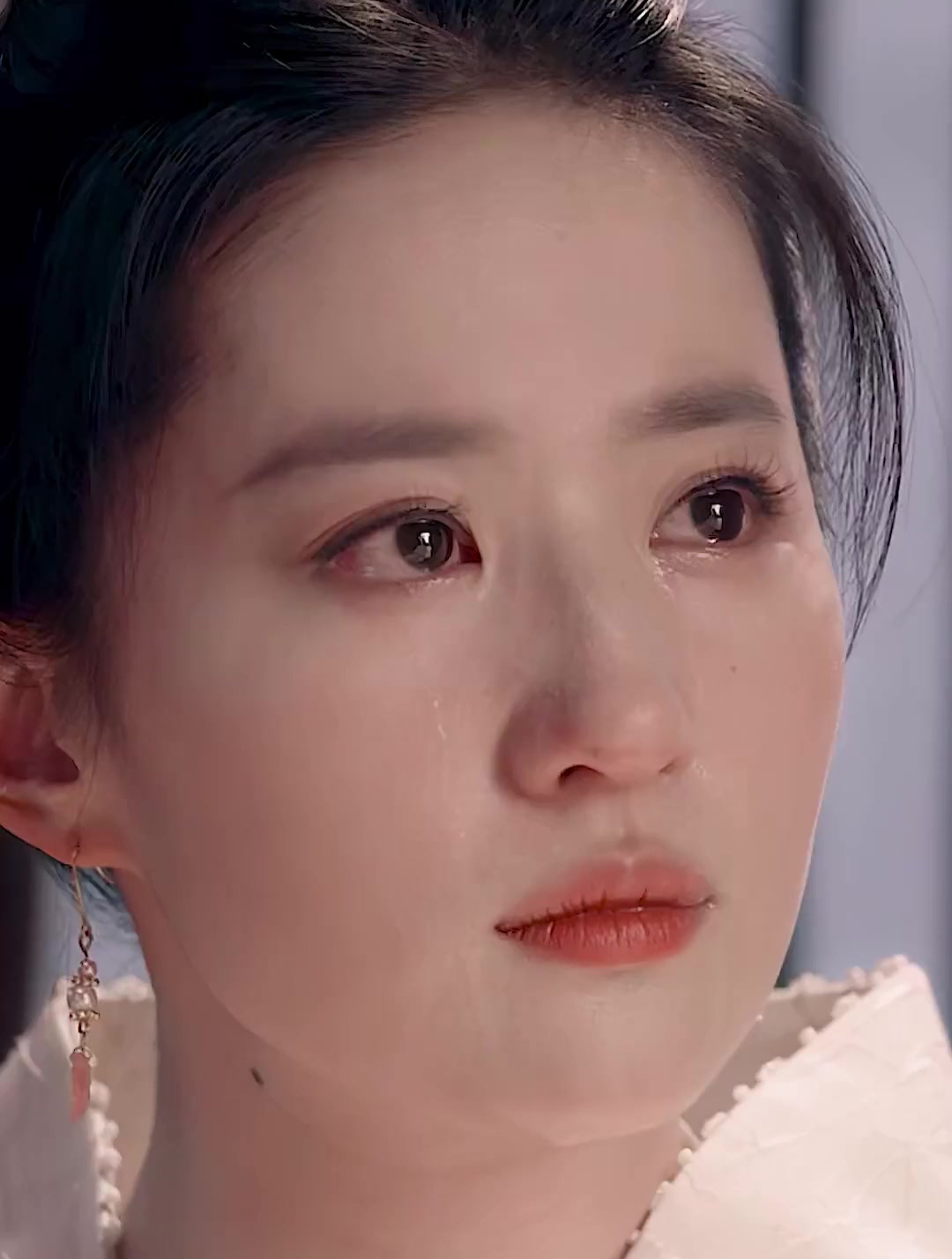 刘亦菲戴千万皇冠拍大片,香肩丝滑天鹅颈优越,冰肌玉骨美似天仙