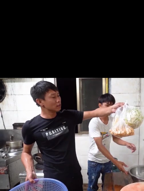 电瓶哥头回吃“黄金鲢鱼”,酸辣开胃能干几碗饭,好吃到说不出话