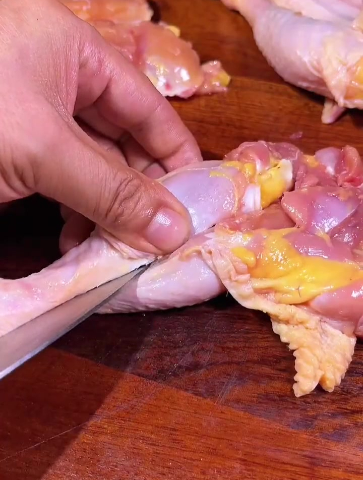 到暑假了小朋友想吃炸鸡腿,你就这样做,又酥又脆,好吃又卫生