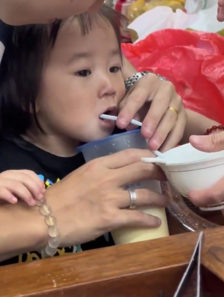 小女孩:在最无能为力的年纪,遇到了最难喝的奶茶