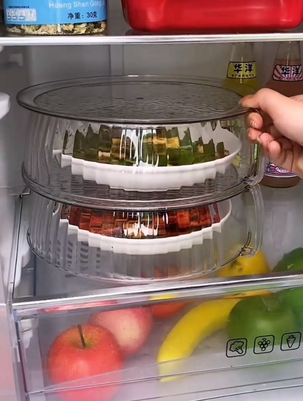 桌子上的饭菜水果一到夏天就特别招蚊虫,还好有这个菜罩