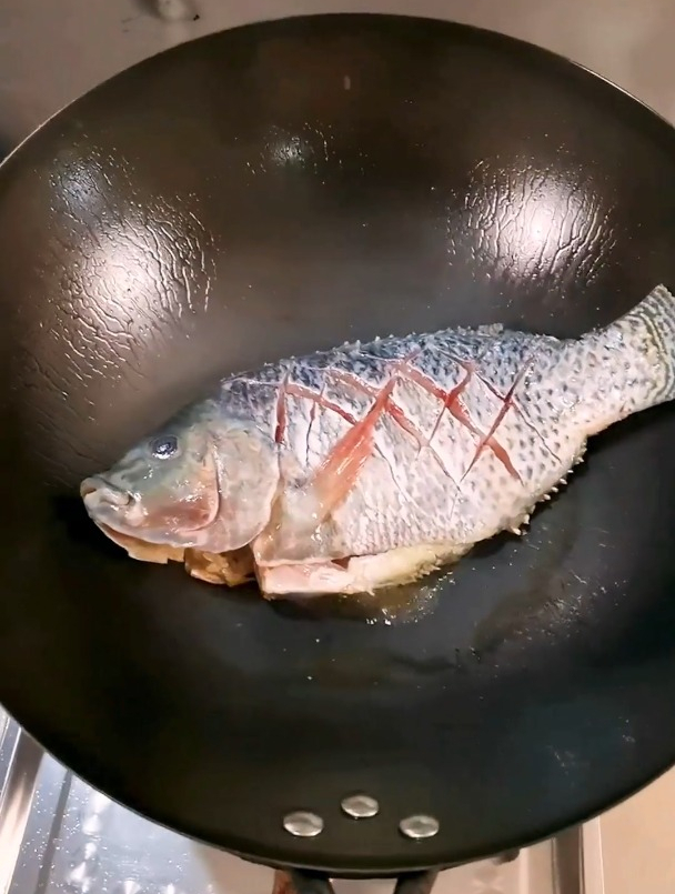 福寿鱼煎至两面金黄,煮豆浆一样很美味哦