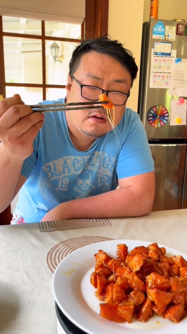 拔丝地瓜是道名菜,不管在东北还是国外,都是能让娃啃饭盒的菜!