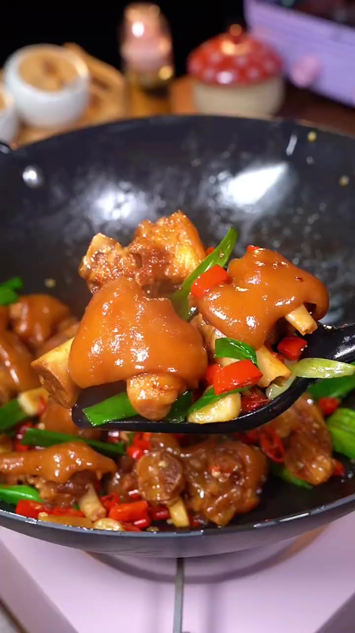 猪蹄还是香辣的好吃啊软烂入味肥而不腻就是费米饭汤