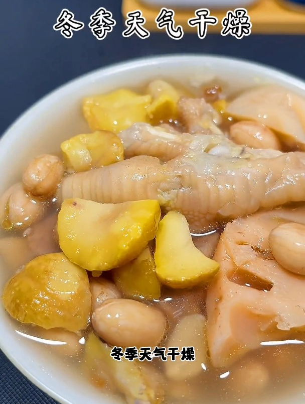 遇天气干燥就煲花生莲藕猪骨汤,多吃可以补气,又满满的胶原蛋白