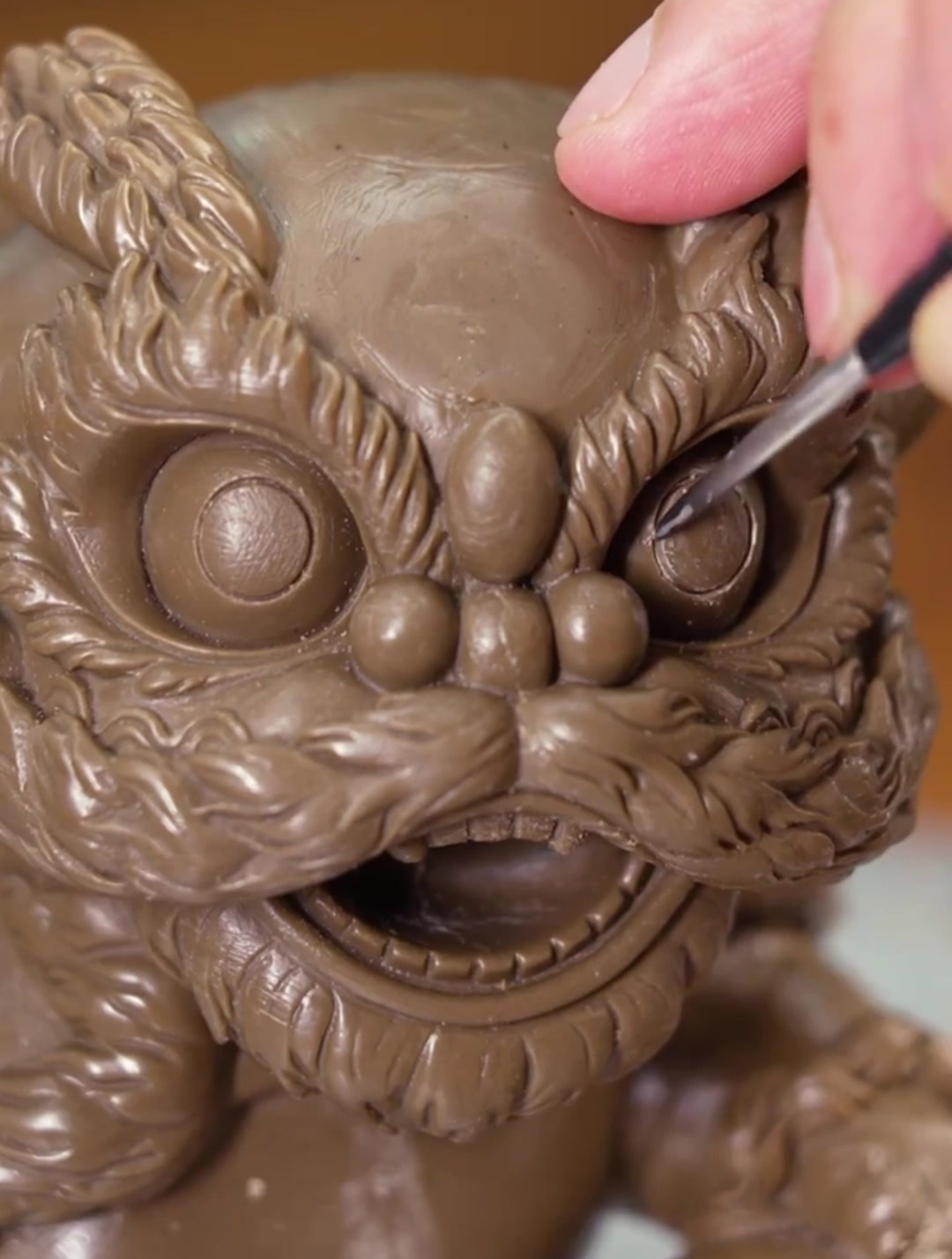 小伙用巧克力雕刻麒麟,能工出精品,真有创意