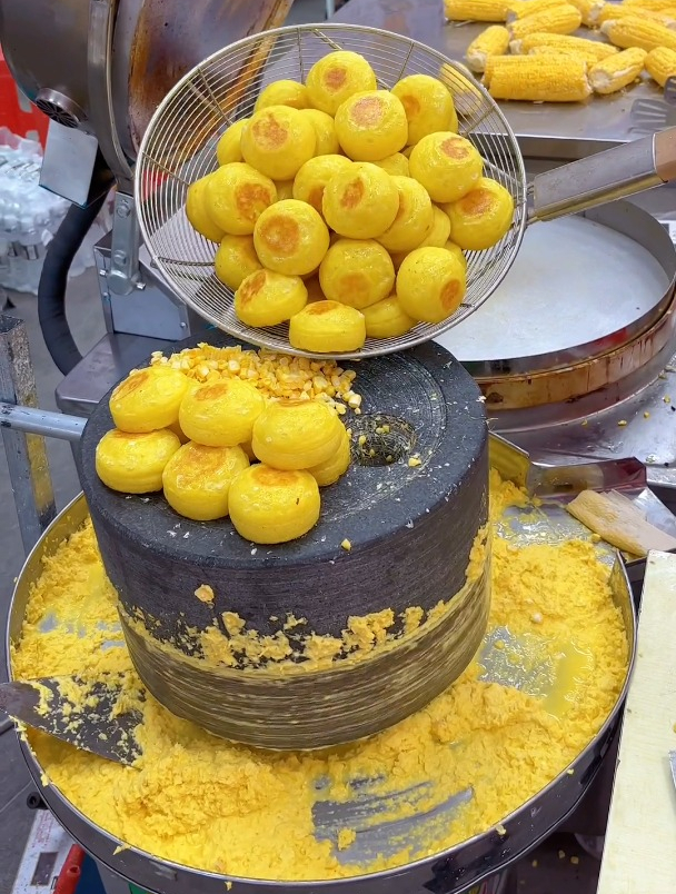 家里不吃的玉米不要扔,跟着我一起做石磨黄金玉米饼,好吃还不贵