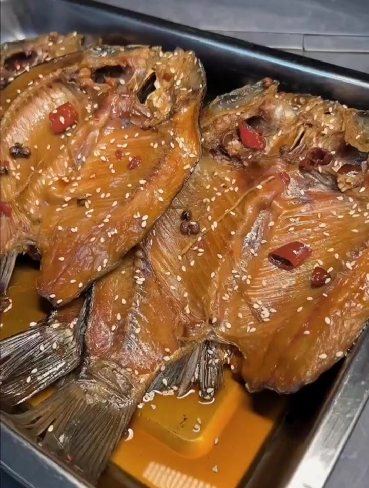 鲫鱼卤着吃,下饭或者当追剧零食真的太美味,怎么吃都吃不够