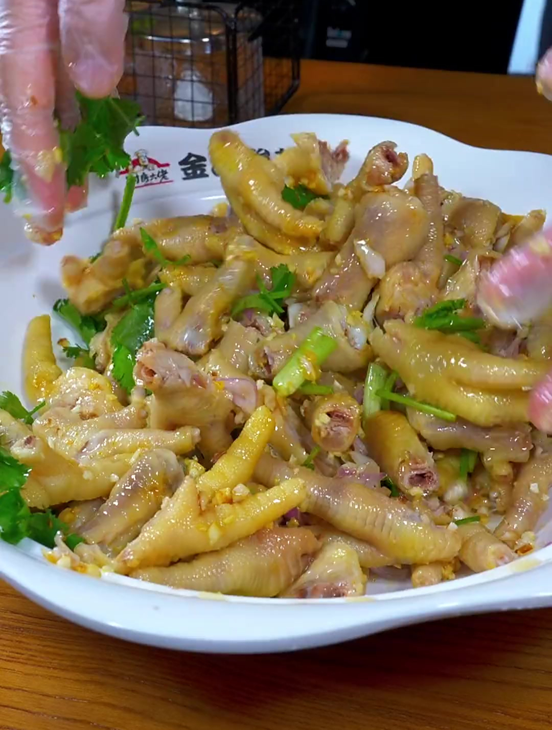 吃过一次就会爱上的沙姜盐焗鸡爪,弹爽脆,越嚼越过瘾的