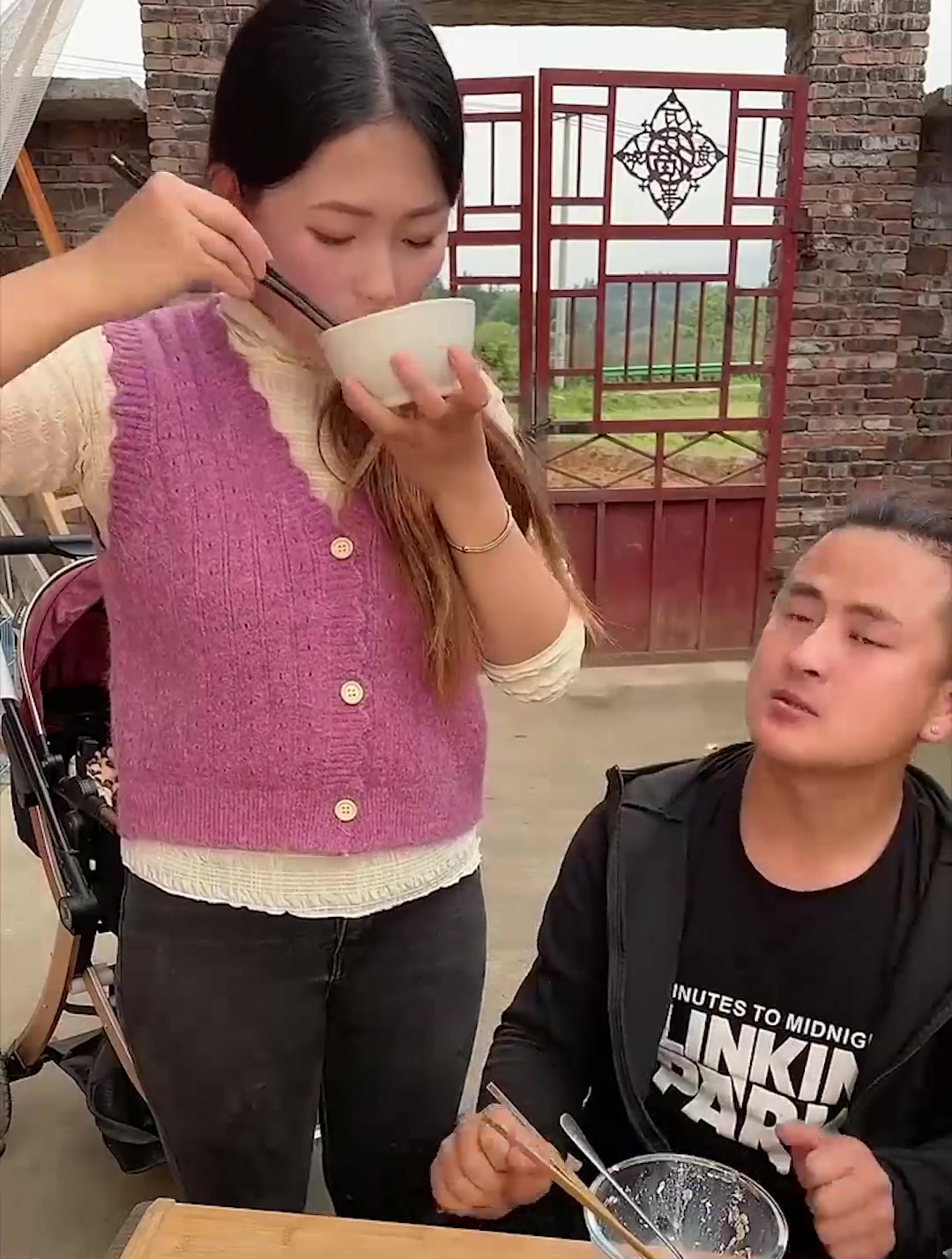 “口水鸡”就是看到就要流口水,吃的时候更要流口水还有泡椒竹笋