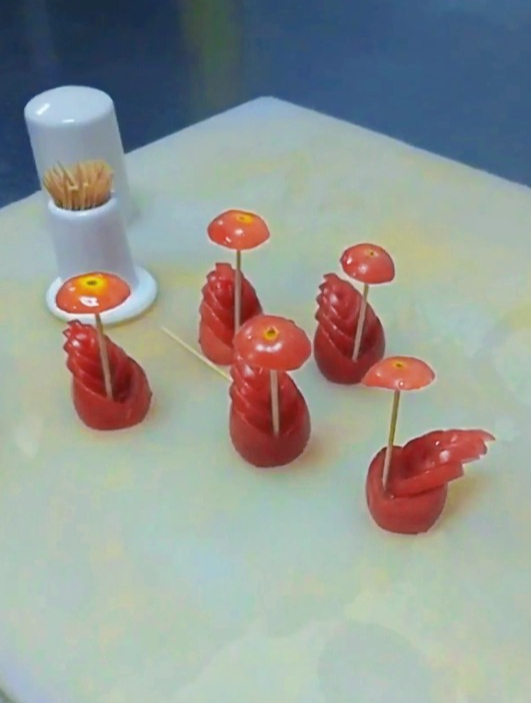 小圣女果创意盘饰创意摆盘技巧,简单又好看的小柿子盘饰摆盘教程