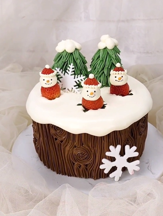 可爱的草莓小雪人蛋糕