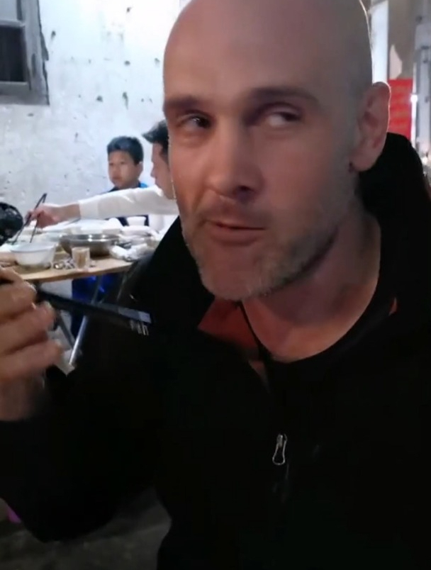 德爷吃路边摊!沙虫毛蚶!