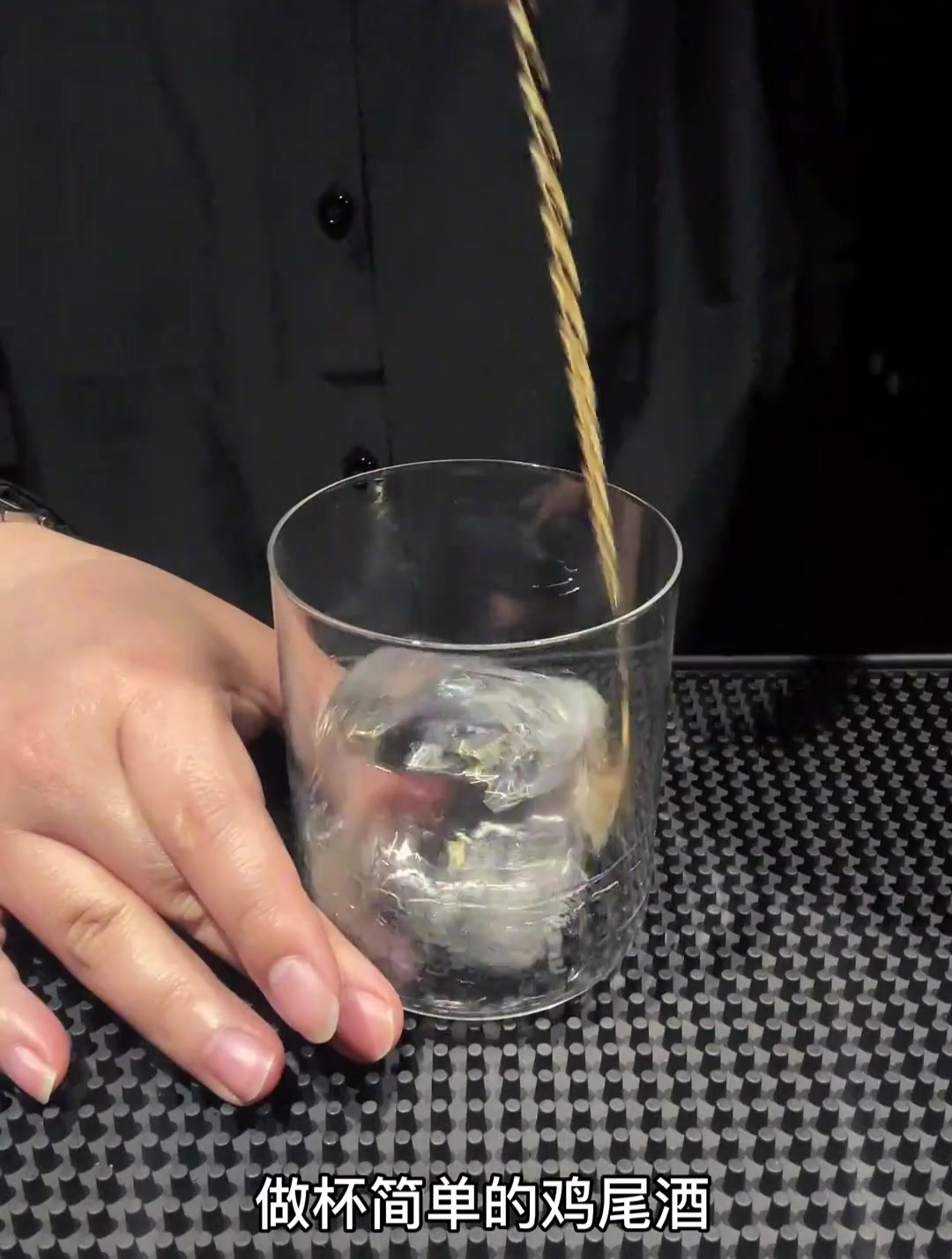 材料比较简单,不用雪克壶,直接调制也可以的