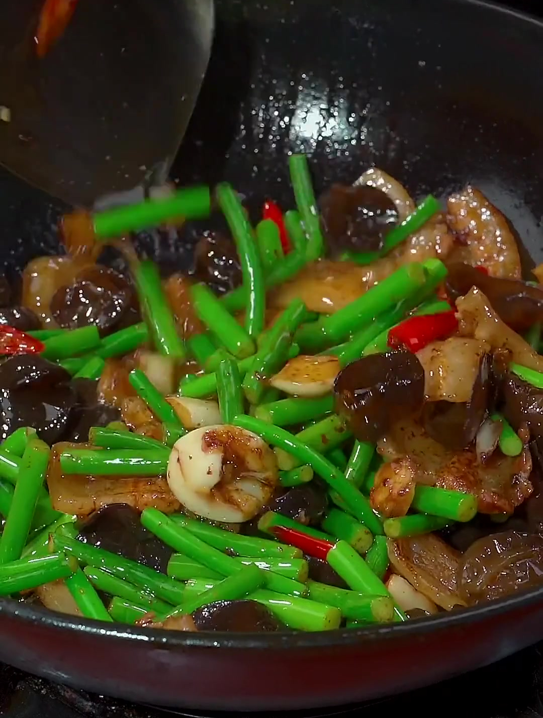 简单的蒜薹木耳炒肉,三个孩子吃了五碗大米饭
