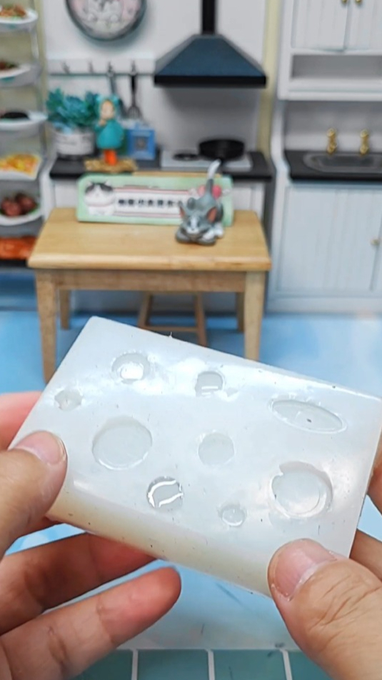用自制的硅胶模具翻模微缩奶茶杯