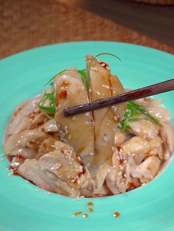 葱油手撕鸡的家常做法,葱香浓郁,肉质滑嫩又开胃