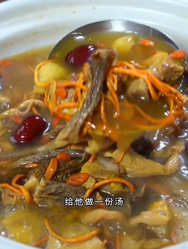 松茸菌菇鸡腿汤,好喝又营养