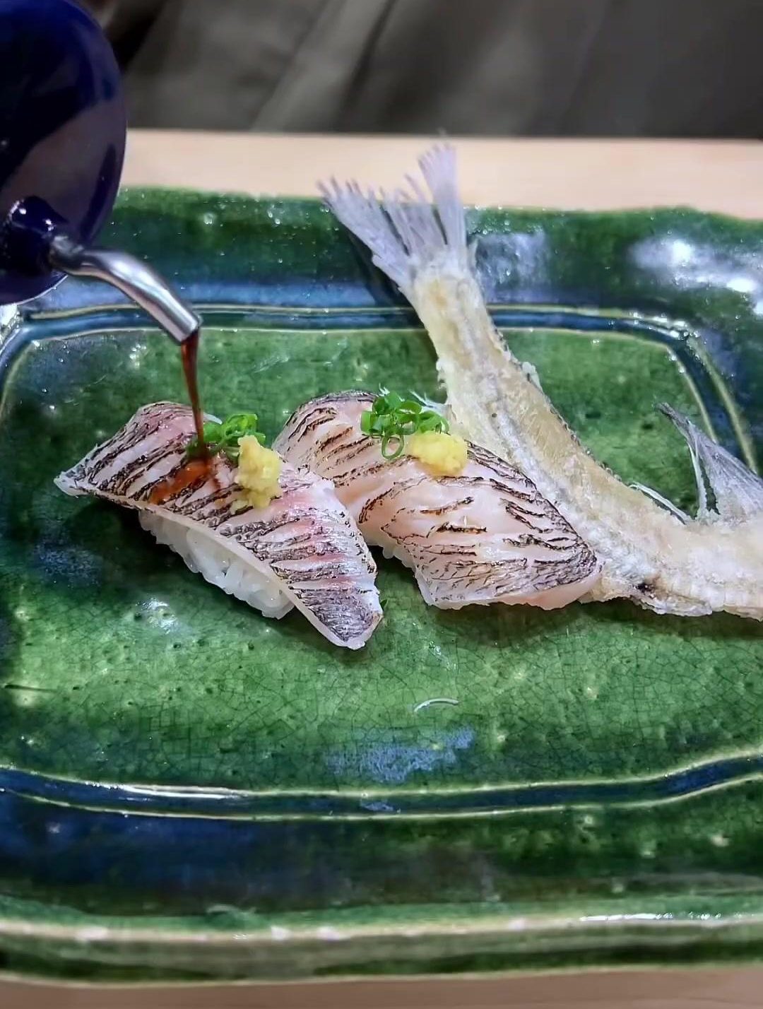 快来一起尝个鲜 目光鱼寿司手握