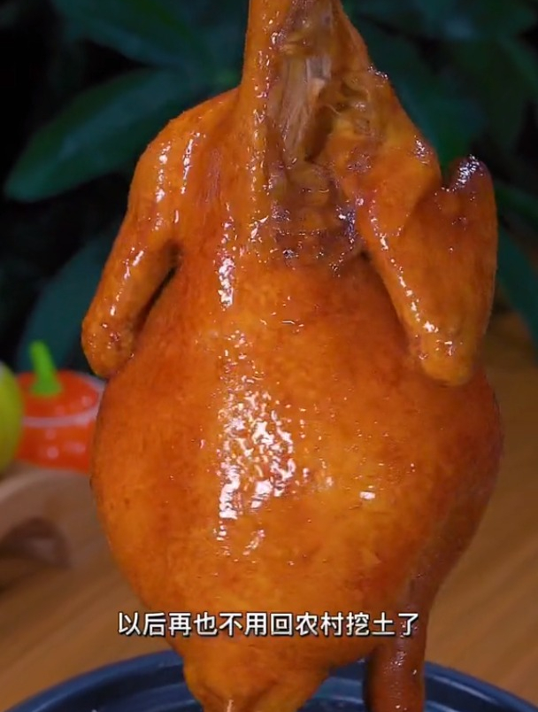 不用回农村挖土,只要一个电饭锅就能做香喷喷的窑鸡,电饭锅窑鸡