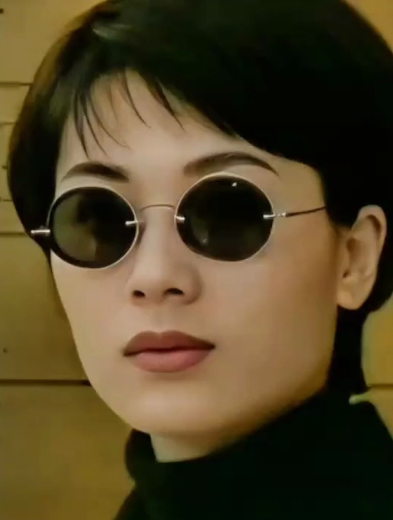 年轻的时候,长着一副标准鹅蛋脸,明眸齿白,眼睛更是很有灵气!