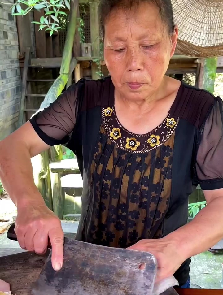 嬢嬢今天做的这道麻辣无甲鲤鱼方便美味,鱼肉麻辣鲜香,嫩滑爽口