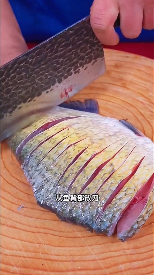 鳊鱼怎么做好吃又入味,试试这个剁椒鳊鱼,八碗米饭都不够