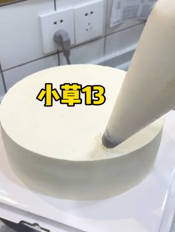 简约蛋糕拉面花边挤法教程,这款已经成经典老款式了