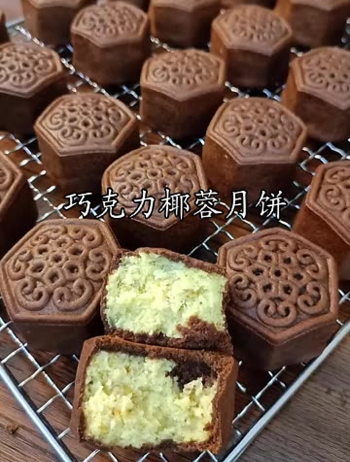 昨天做了椰桂花椰蓉馅儿,今天用它做了巧克力椰蓉月饼