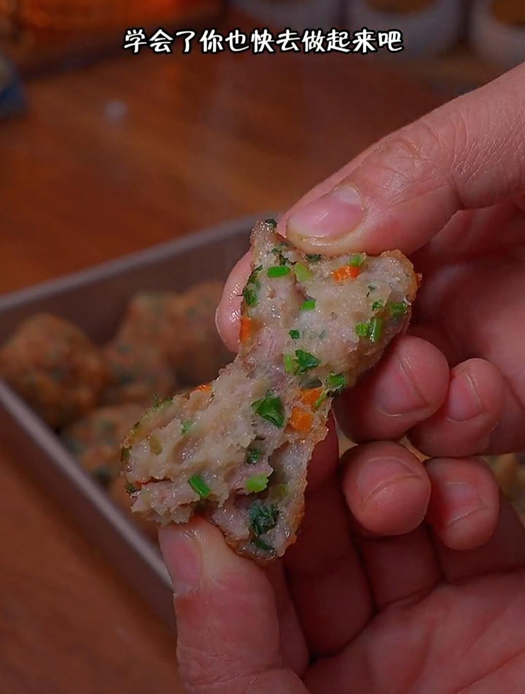 这样炸的香菜丸子一口一个,好吃到停不下来