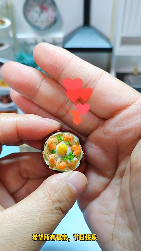 可以放在指尖的爱心虾仁鸡蛋面来啦,太可爱了
