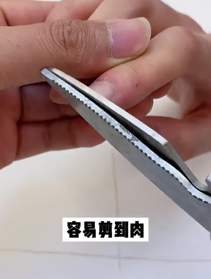 新生儿指甲长得快,容易