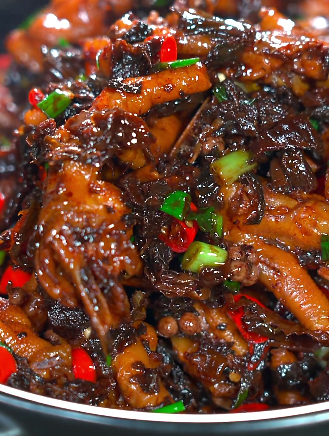 这样做的梅干菜烧鸡爪,香辣入味,软糯脱骨,太下饭了