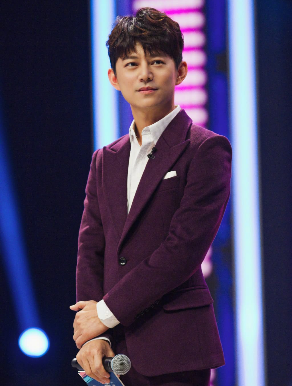 小鲜肉比赛现场频爆粗口,还对着导师怒摔东西,何炅气的当场发飙