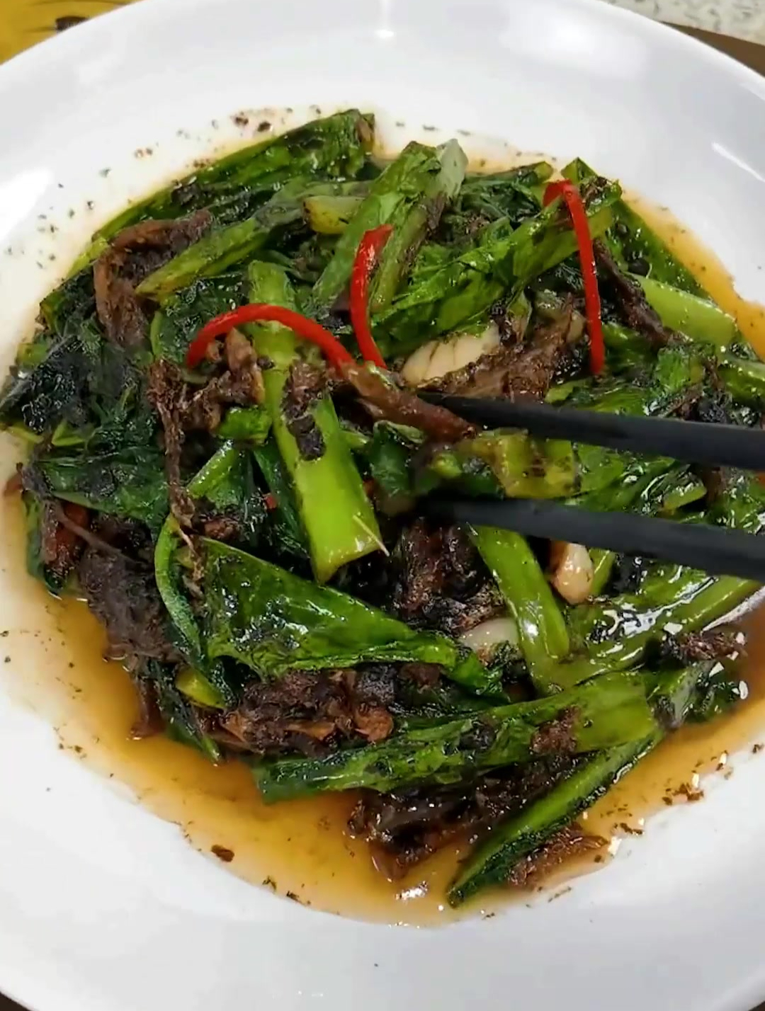 豆豉鲮鱼炒油麦菜,简单好吃又下饭,喜欢的话赶紧学着做起来吧!