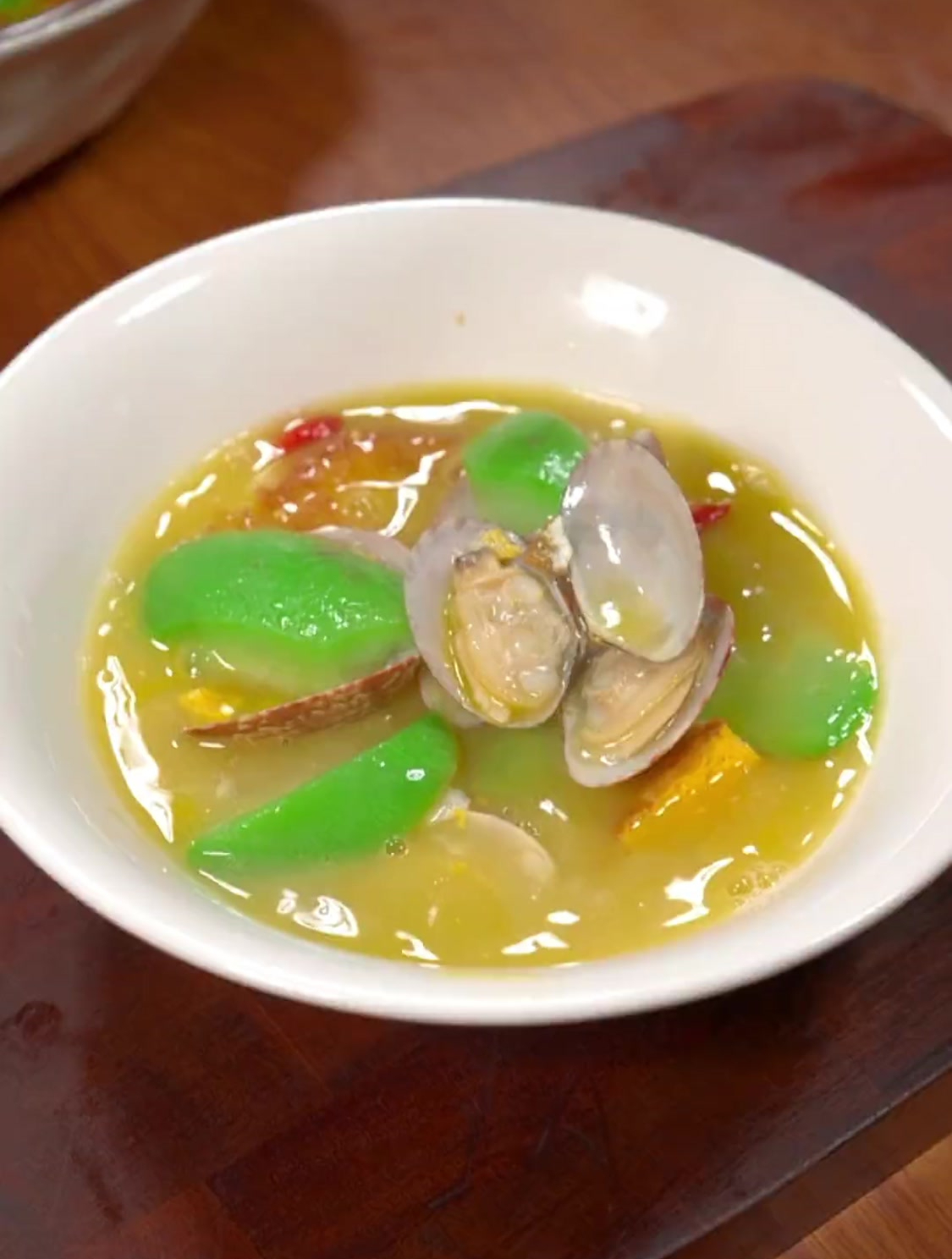 秋季要多喝汤,试试这个丝瓜花甲鸡蛋汤,做法也简单,汤鲜味美