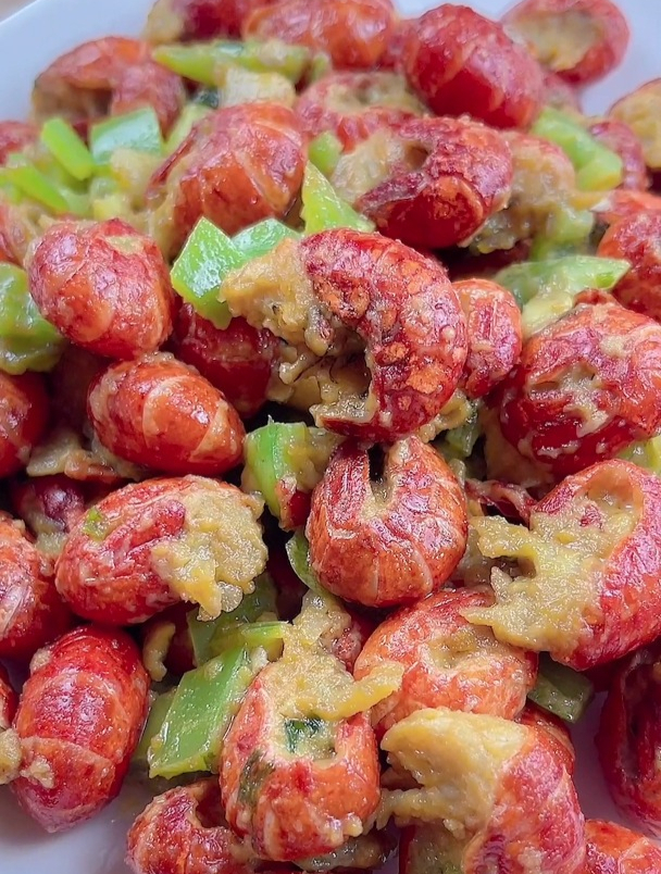 第一次尝试做咸蛋黄龙虾尾,真的太好吃了,强烈推荐!