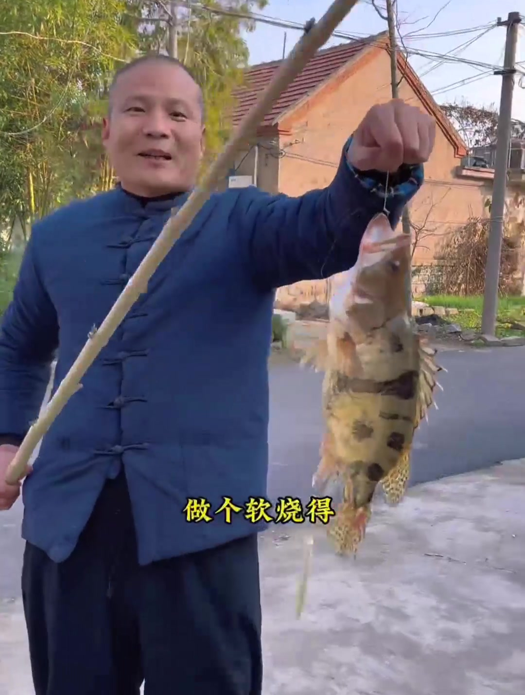钓了条季花鱼,也叫桂鱼,你们那叫什么?做个软烧桂鱼