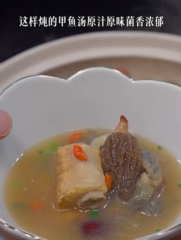 甲鱼无论怎么做,一定要记得去腥,搭配这个食材,汤鲜浓郁太香了