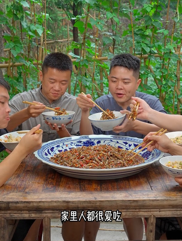 湖南的小鱼仔都是用剁辣椒炒的