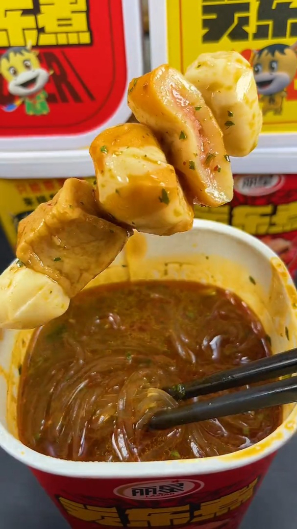 这个关东煮真的相当好吃,劲道的红薯粉加上火锅丸子