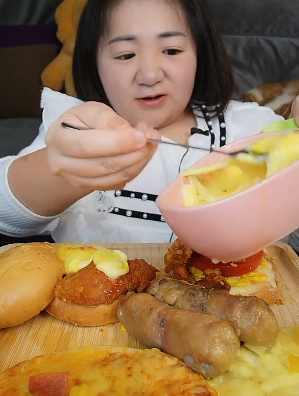 糯大饼配炸酱面,大汉堡,鸡蛋大饼,鸡腿卷,可乐鸡腿,全都吃完