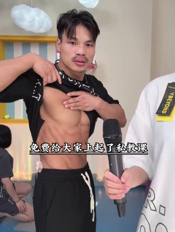 专业健身教练嘴哥带着小杨哥练出腹肌和鲨鱼线