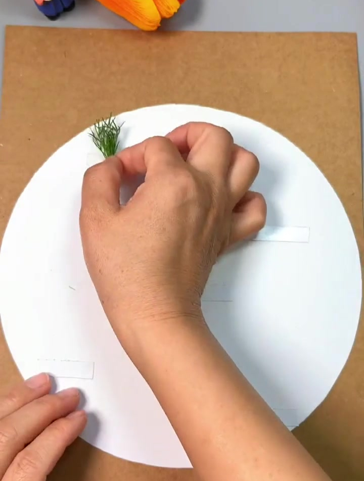 用树叶和花生壳就能拼贴草丛里吃虫子的小鸡哦 可爱又有趣