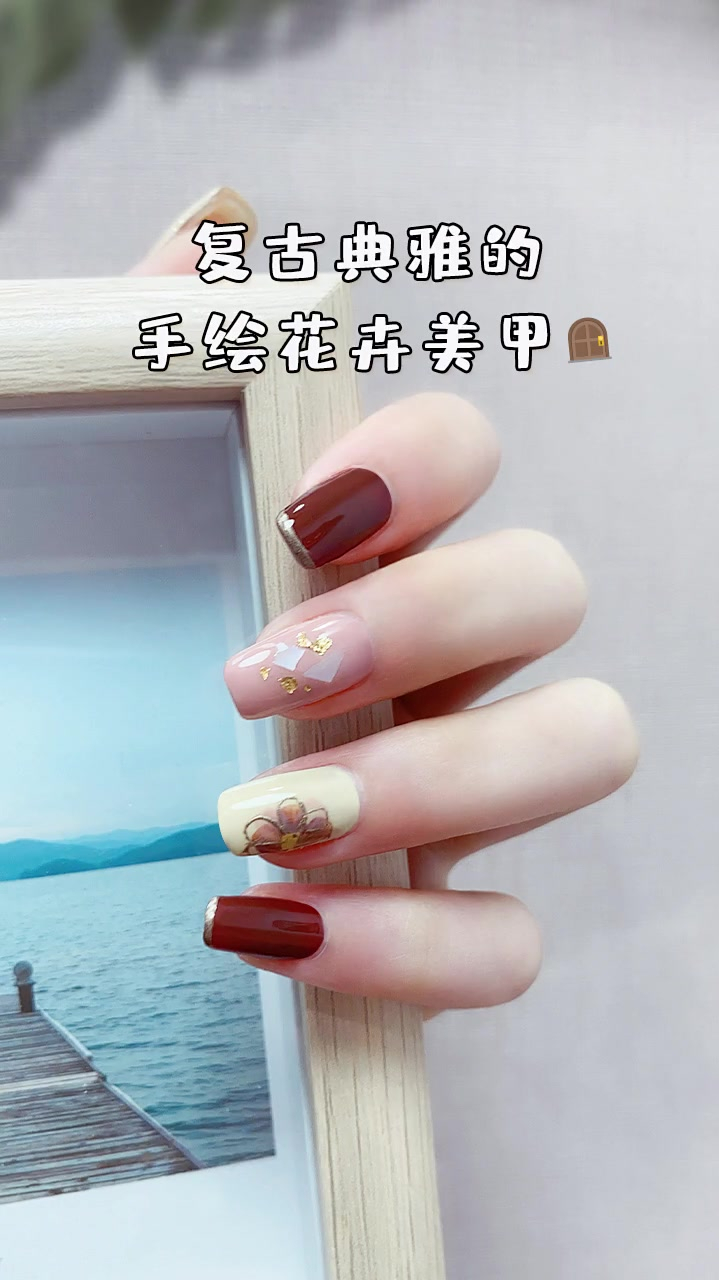 有层次感的手绘花卉,复古的配色很适合冬天